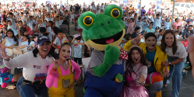 Entrega DIF Monterrey Juguetes A Niños y Niñas