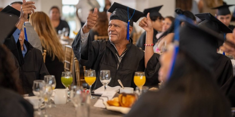 Monterrey busca seguir alfabetizando a los adultos