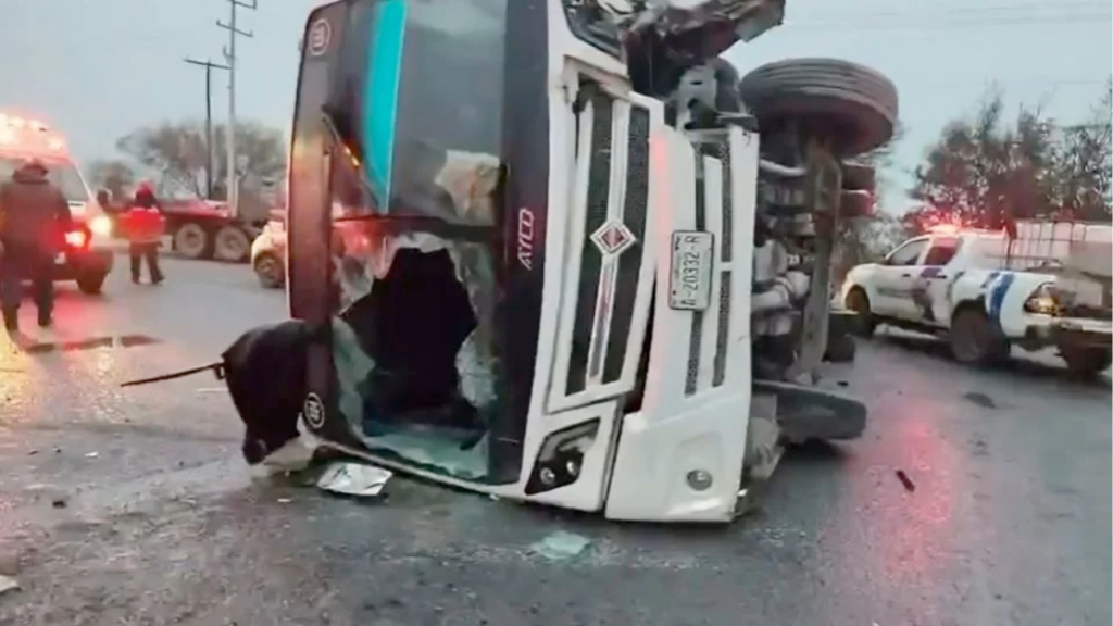 vuelca-camión-Pesquería-accidente-vial-Gran-Dinastía