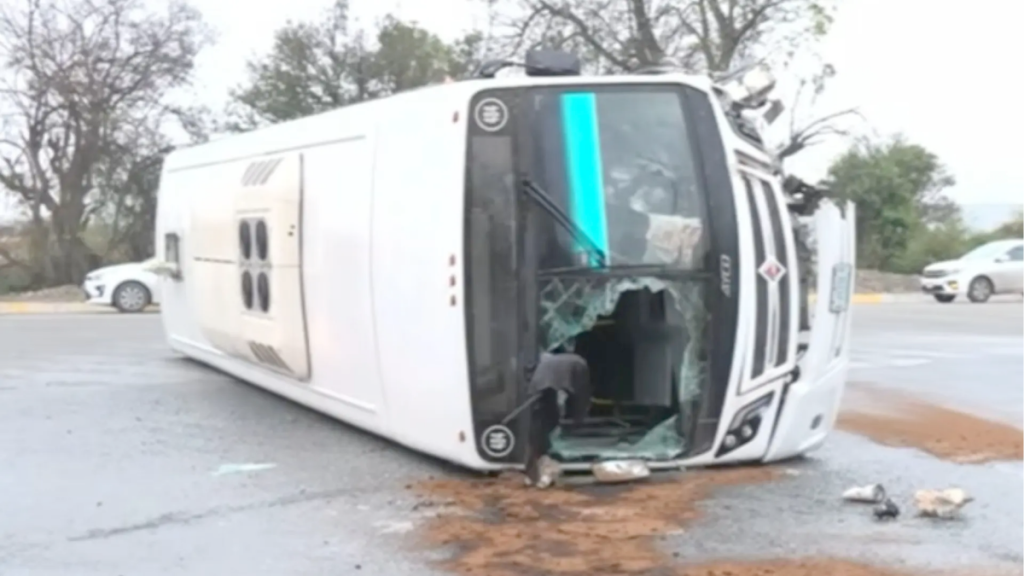 vuelca-camión-Pesquería-accidente-vial-Gran-Dinastía