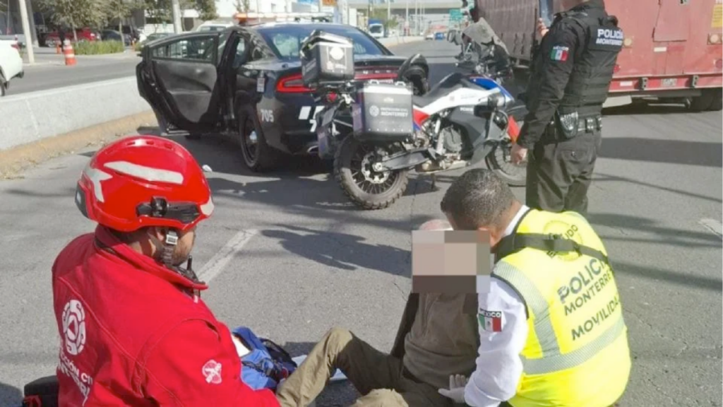 Tránsito-de-Monterrey-adulto-mayor-primeros-auxilios-Mitras-Centro