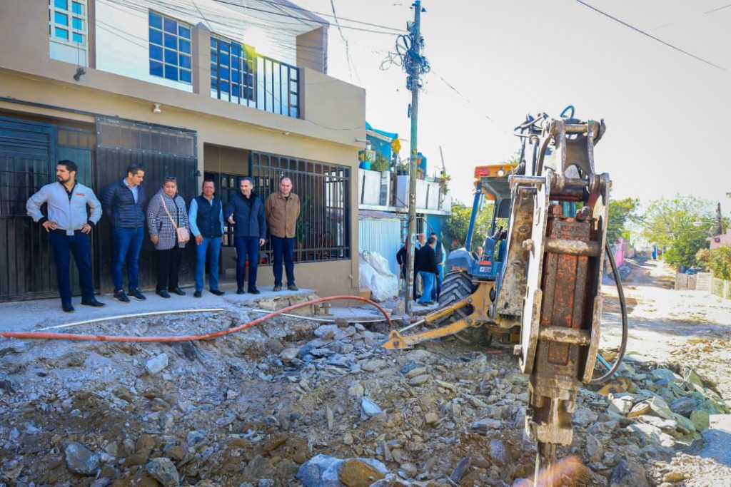 Genaro-Vázquez-supervisión-de-obras-av.-No-Reelección-espacio-público