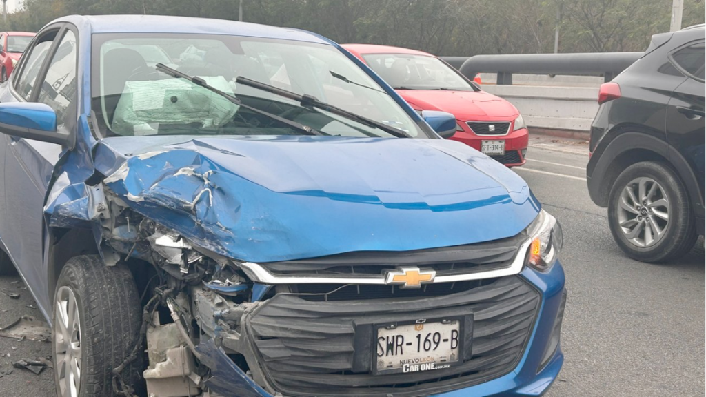 carambola-en-morones-prieto-accidente-vial-monterrey-joven-lesionada