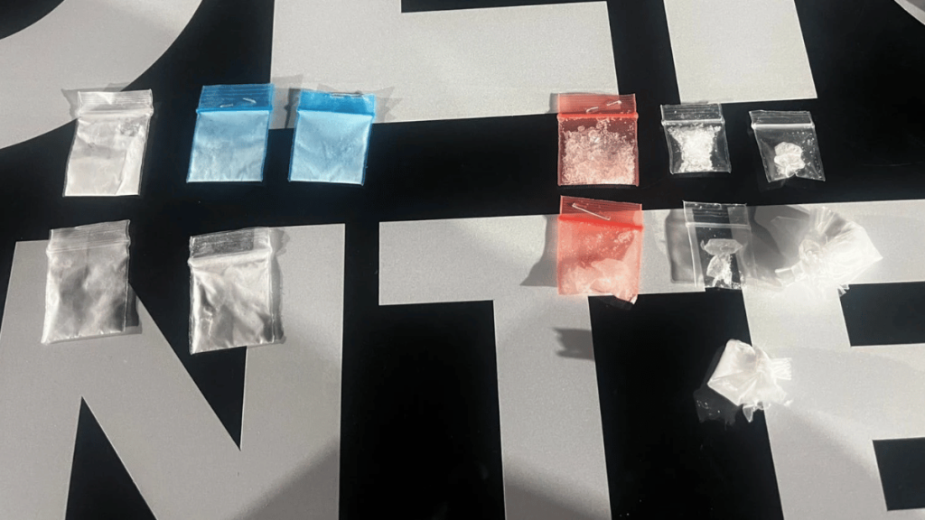 Gracias a la estrategia escudo y el C4 de Monterrey detienen a jovenes con drogas. Se les confisco 12 envoltorios