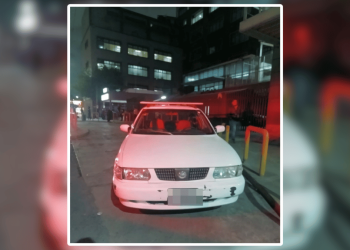foto del carro auxiliado por oficiales de tránsito de Monterrey escoltan a familia