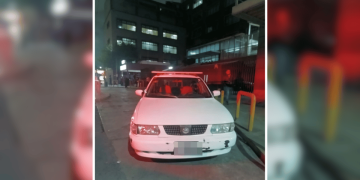 foto del carro auxiliado por oficiales de tránsito de Monterrey escoltan a familia