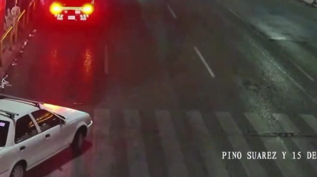 foto donde se ve como oficiales de tránsito de Monterrey escoltan a familia