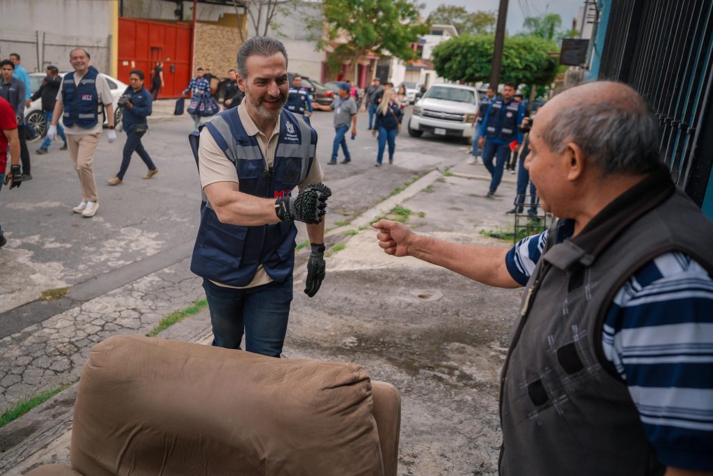 adrián de la garza ayudando durante el operativo de limpieza de la colonia Maestro.
