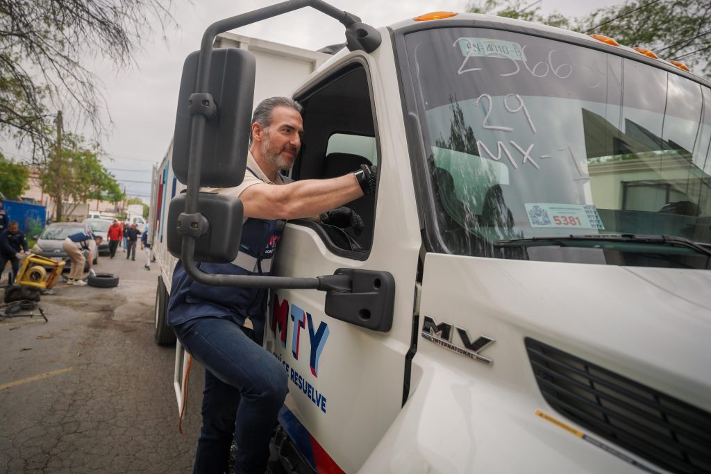 adrián de la garza en vehículo municipal durante el operativo de limpieza de la colonia del Maestro.