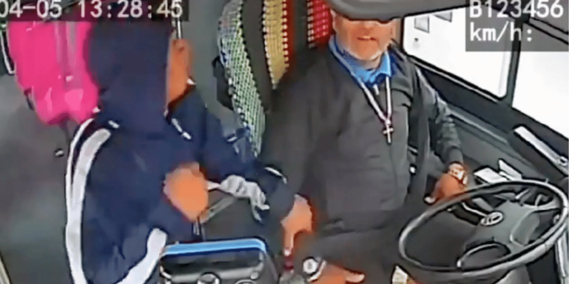 Agresión contra chofer de ruta urbana es captada en video.