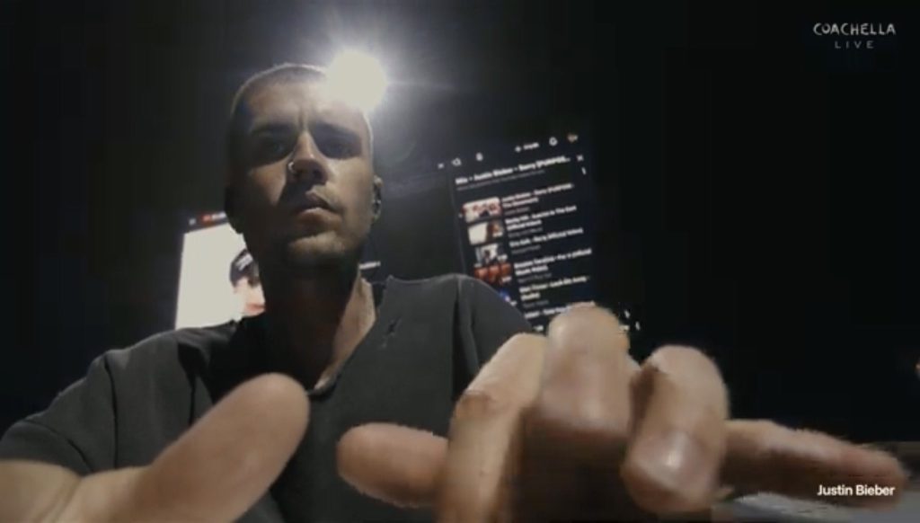 justin bieber viendo videos de youtube en medio de su actuación de coachella