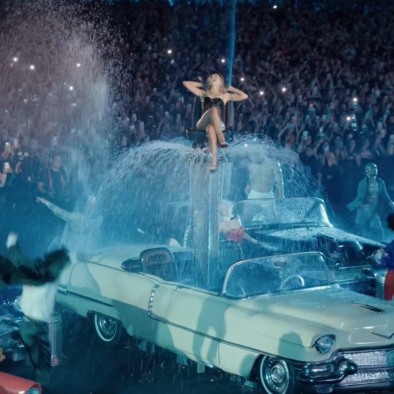 sabrina carpenter sobre un carro en su show de la primera semana de coachella 2026