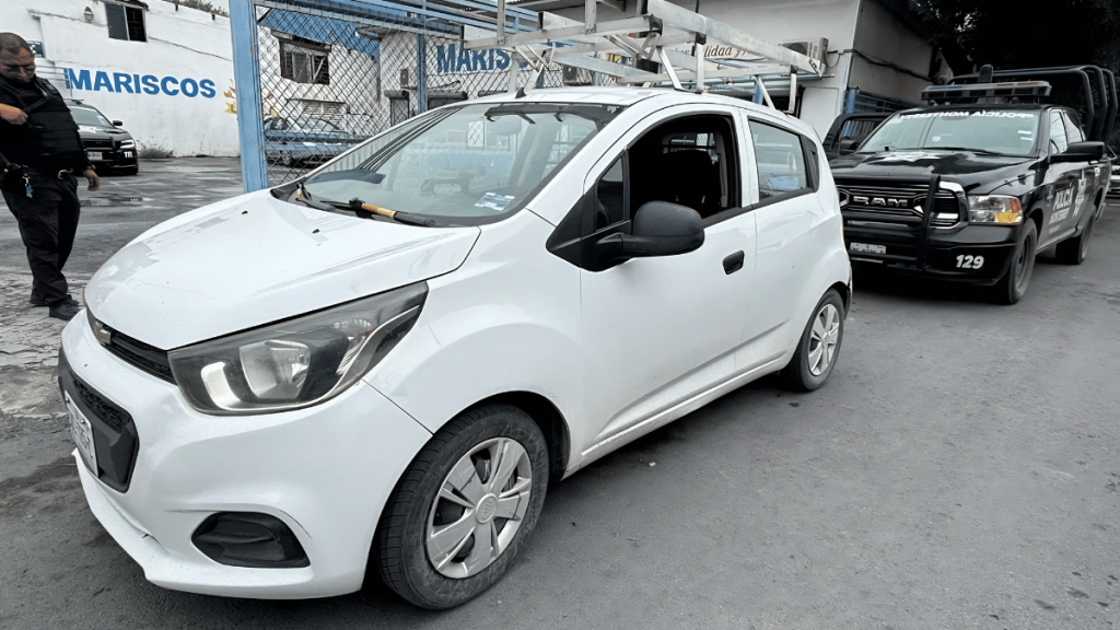 Detienen a hombre por conducir auto robado en Monterrey con un auto Chevrolet Beat con placas SDC-185-C