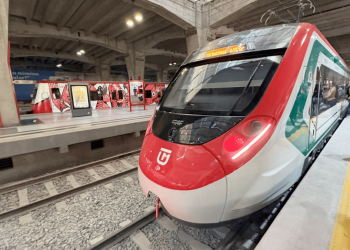 Tren de CDMX al AIFA trasnborda a más de 700 personas a la vez