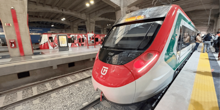 Tren de CDMX al AIFA trasnborda a más de 700 personas a la vez