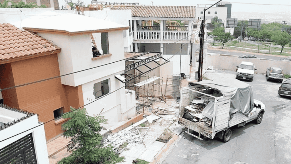 obras al poniente de Monterrey con la desocupación de viviendas en Paseo de los Leones