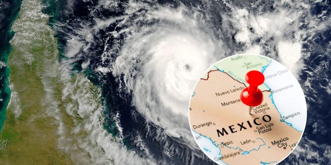 Vista satelital de un huracán frente a la costa mexicana, con un mapa circular insertado de México y una chincheta roja que marca una ubicación cerca de la península de Yucatán.