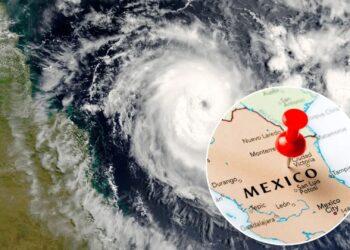 Vista satelital de un huracán frente a la costa mexicana, con un mapa circular insertado de México y una chincheta roja que marca una ubicación cerca de la península de Yucatán.