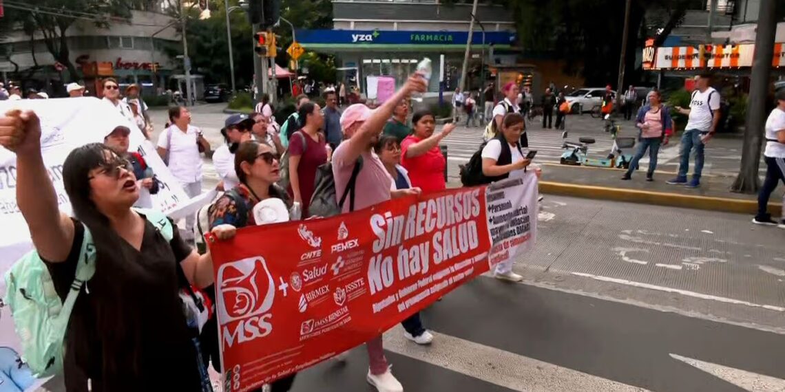 Trabajadores del Metro se suman a la megamarcha del IMSS en la CDMX