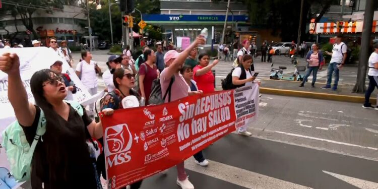 Trabajadores del Metro se suman a la megamarcha del IMSS en la CDMX